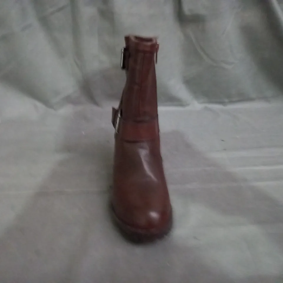 APPROXIMATELY 6 PAIRS OF BLOCK HEELED BOOTS IN VARIOUS SIZES 