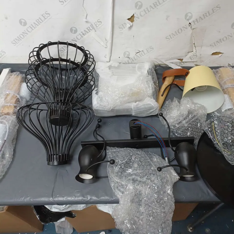 APPROXIMATELY 5 UNBOXED ASSORTED LIGHT PENDANTS IN VARIOUS STYLES ETC. 