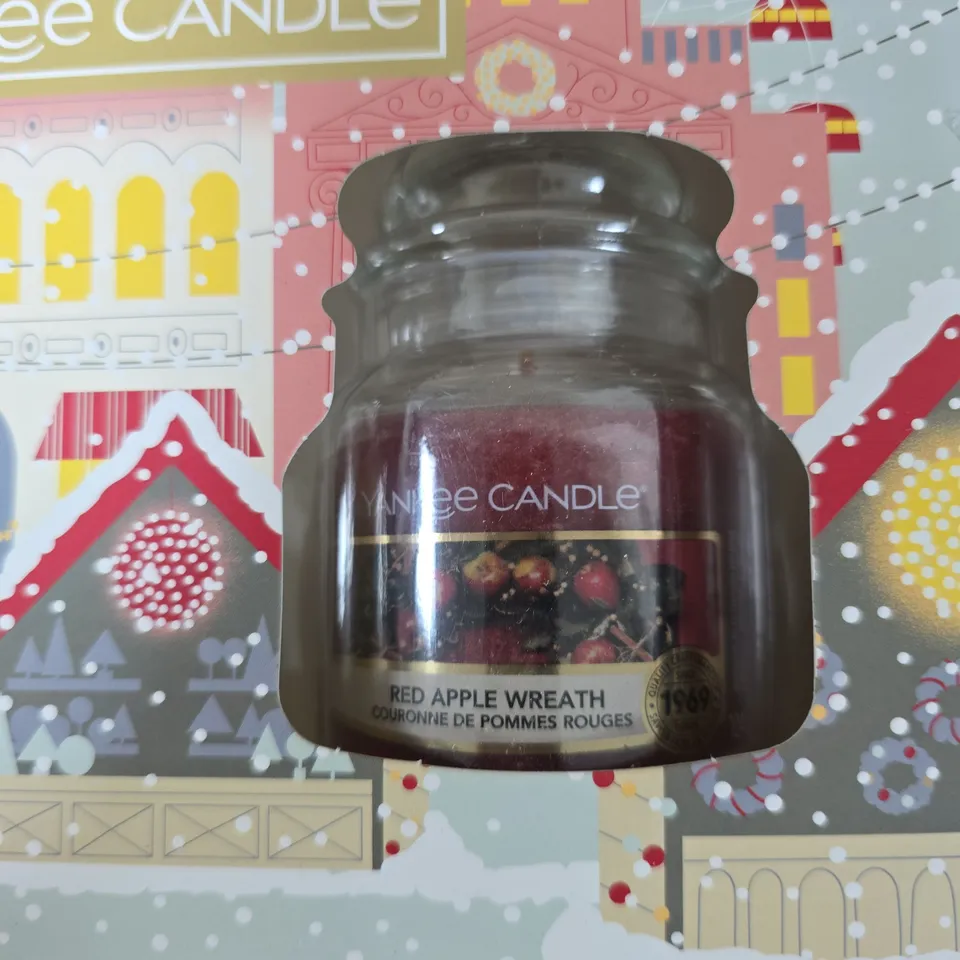 YANKEE CANDLE ADVENT CALENDAR GIFT SET (2 JARS) – CHRISTMAS COOKIE & RED APPLE WREATH