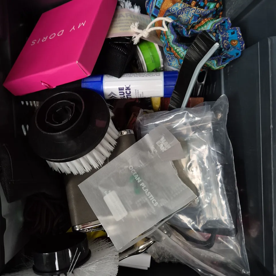 APPROXIMATELY 20 ASSORTED HOUSEHOLD PRODUCTS TO INCLUDE STICKY NOTES, COLOURING PENCILS, SERVING DISH ETC 