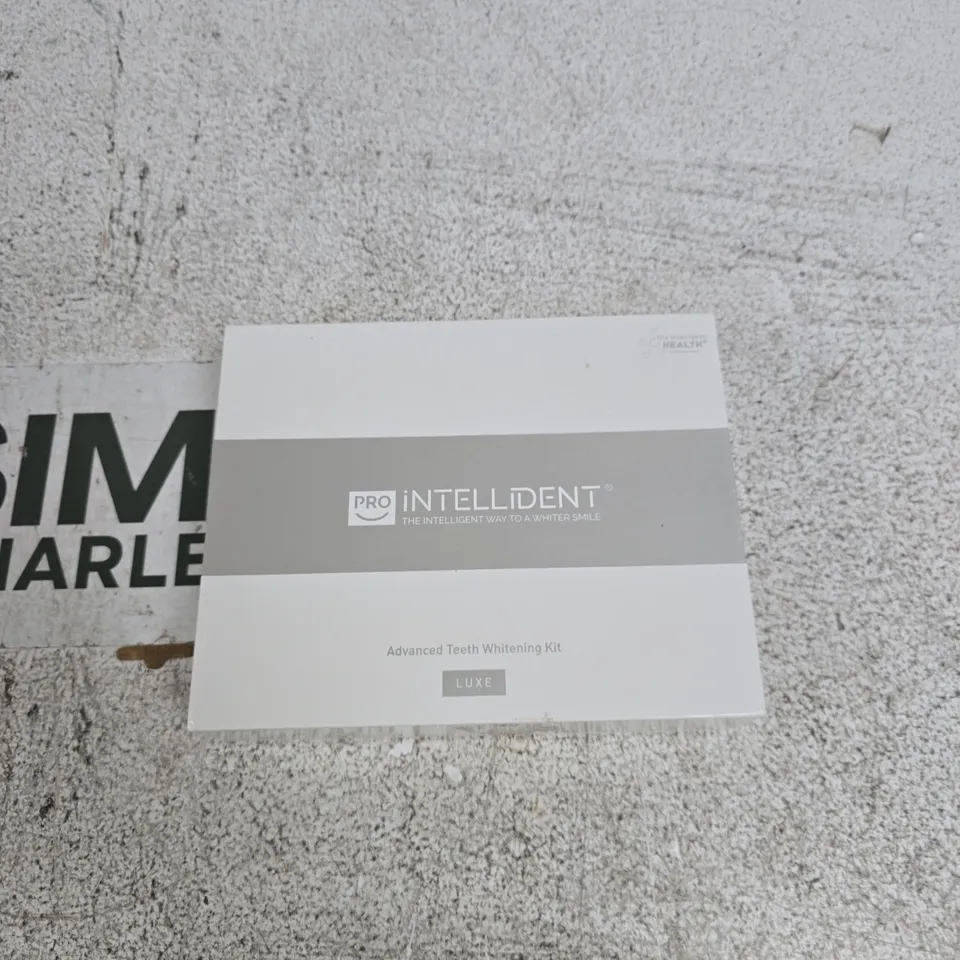 INTELLIDENT PRO ADVANCED TEETH WHITENING KIT LUXE – LED LIGHT, 2 GEL SYRINGES & TRAY (BOXED)