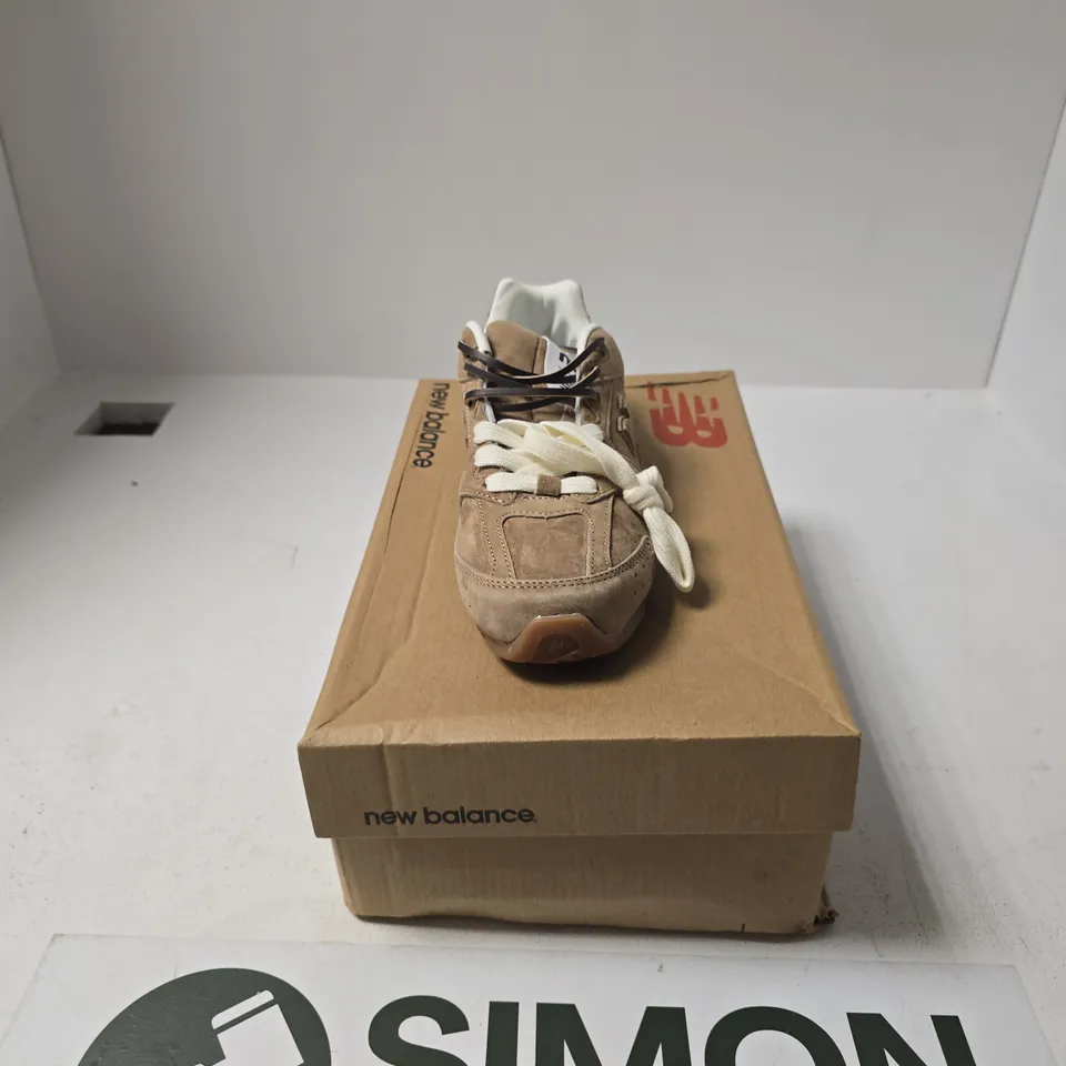 BOXED PAIE OF MIU MIU X NEW BALANCE BROWN LOW TOP TRAINERS SIZE 4