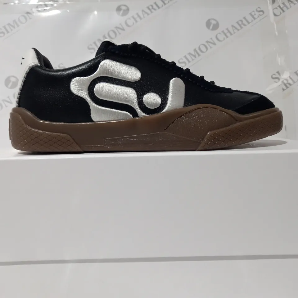 BOXED PAIR OF EYTYS SANTOS SHOE SIN BLACK UK SIZE 7.5