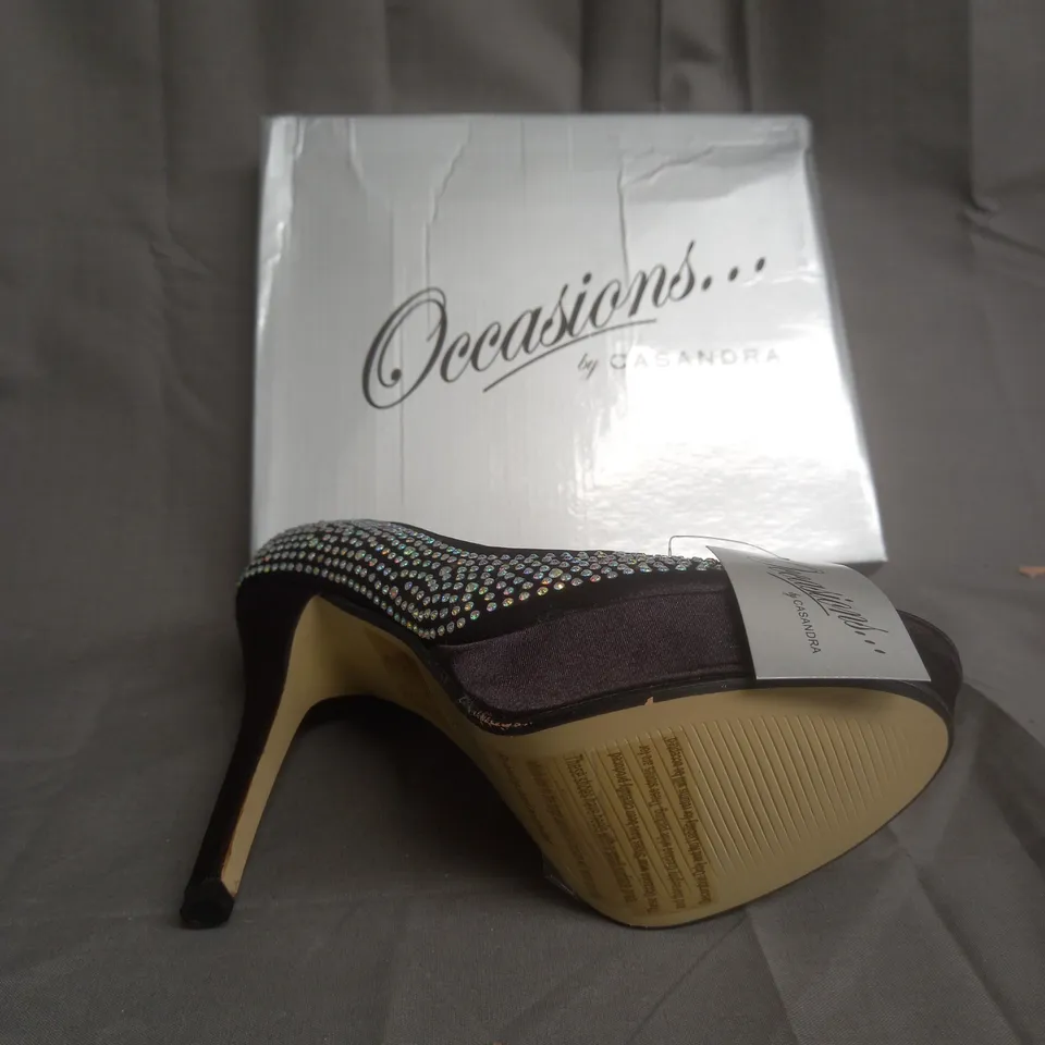 BOXED PAIR OF OCCASIONS BY CASANDRA BLACK JEWELLED OPEN TOE HEELS SIZE 6