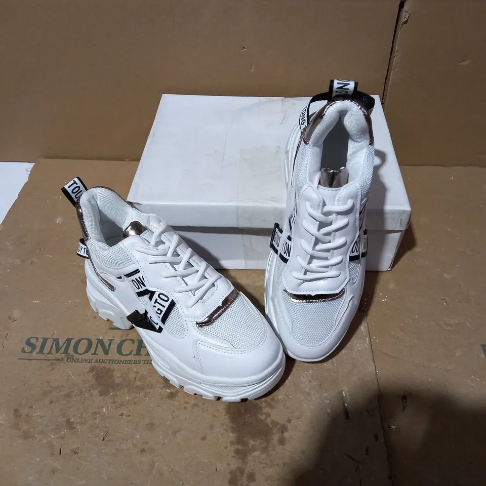 BOXED PAIR OF DESIGNER WHITE/BLACK TRAINERS SIZE 36