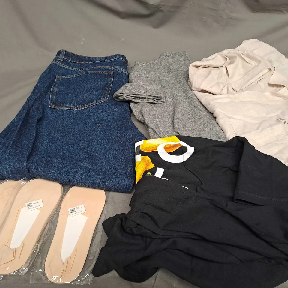 APPROXIMATELY 25 ASSORTED CLOTHING ITEMS IN VARIOUS SIZES TO INCLUDE - JEANS , SHIRT , T-SHIRT ETC