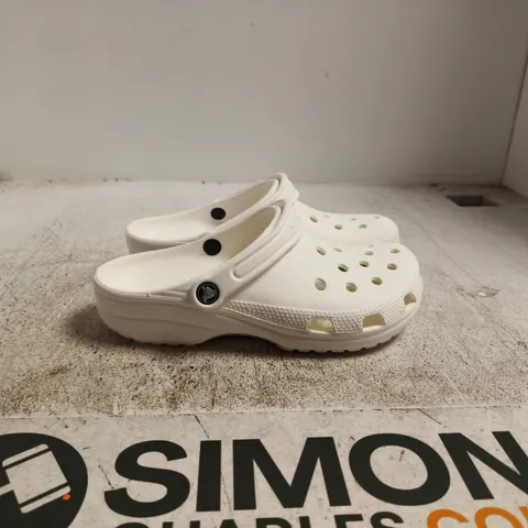 CROCS CLASSIC WHITE CLOG – UNISEX M6 W7