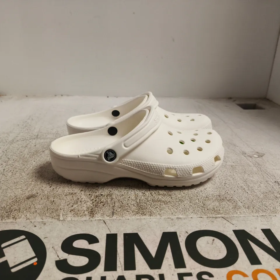 CROCS CLASSIC WHITE CLOG – UNISEX M6 W7