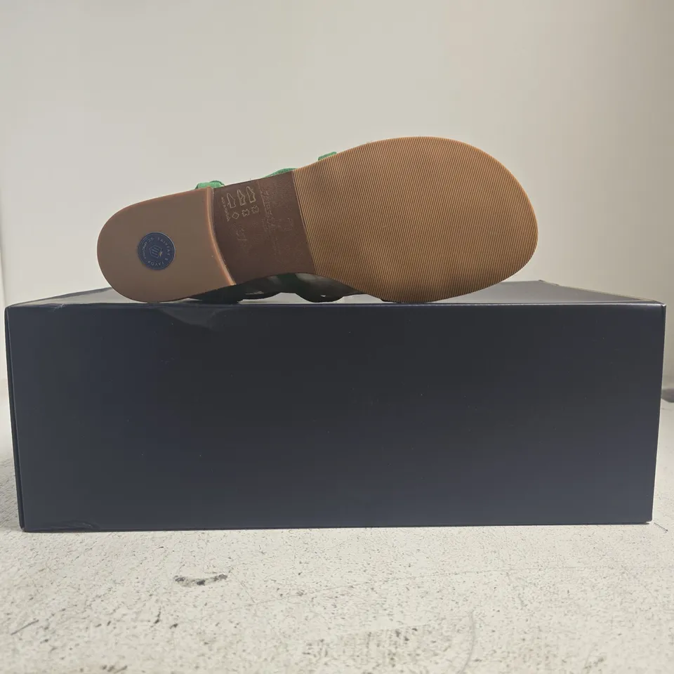 BOXED PAIR OF FAIRFAX & FAVOR WOMENS ST IVES SANDALS IN CLOVER GREEN SUEDE SIZE UK 4