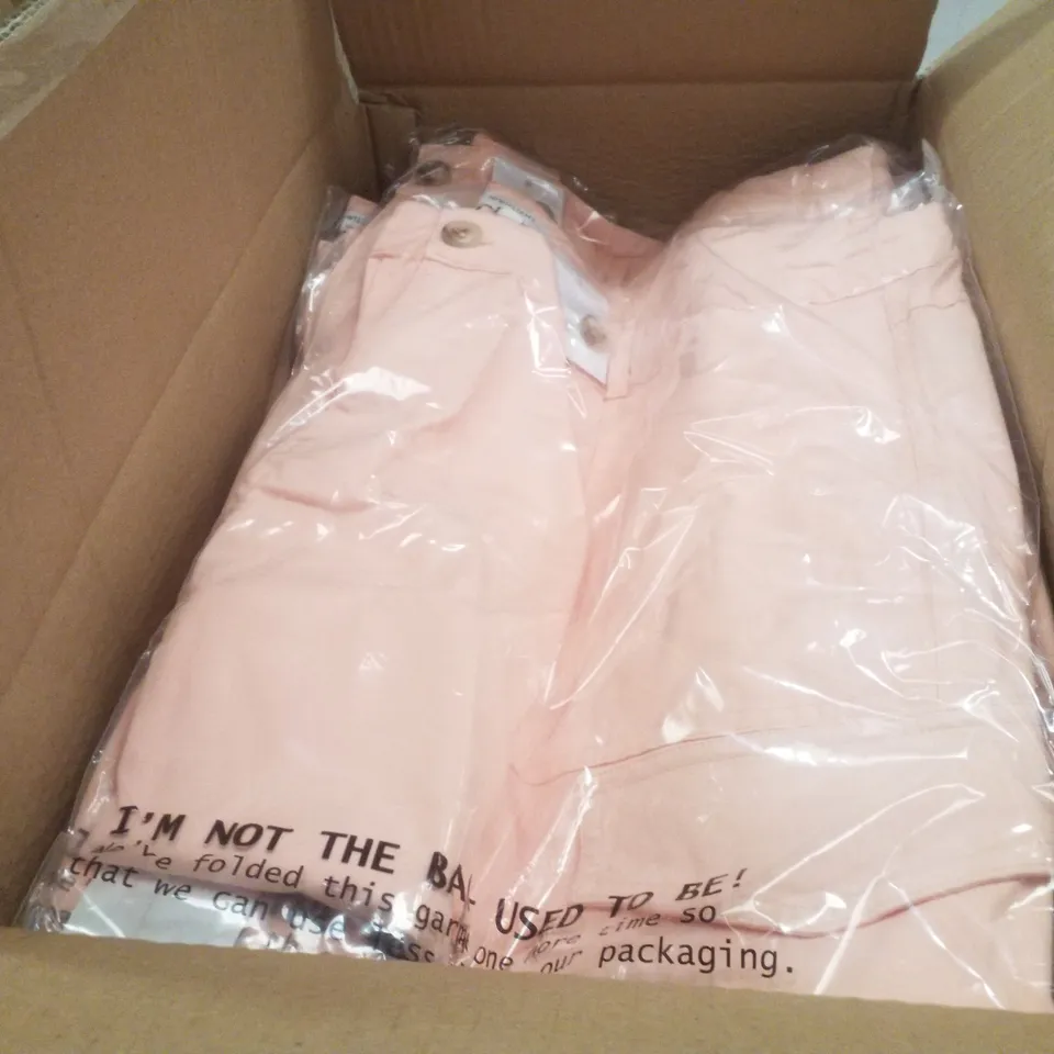 BOX CONTAINING APPROXIMATELY 32X BRAND NEW JD WILLIAM'S CARGO SHORTS - COLOUR PEACH - SIZE 24
