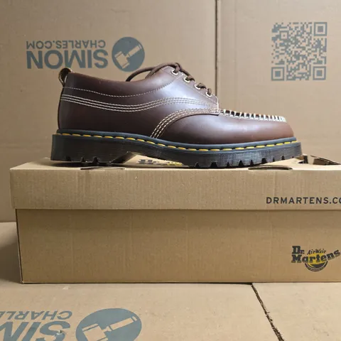 BOXED PAIR OF DR MARTENS LOWELL SHOES IN BUTTERSCOTCH SIZE UK 11