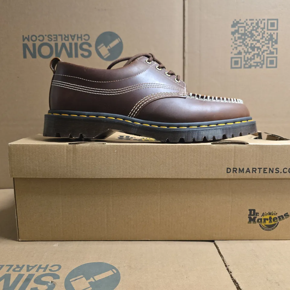 BOXED PAIR OF DR MARTENS LOWELL SHOES IN BUTTERSCOTCH SIZE UK 11