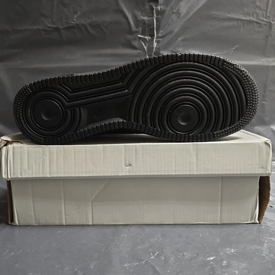 BOXED PAIR OF NIKE AIR FORCE 1 '07 SHOES IN BLACK SIZE UK 8.5