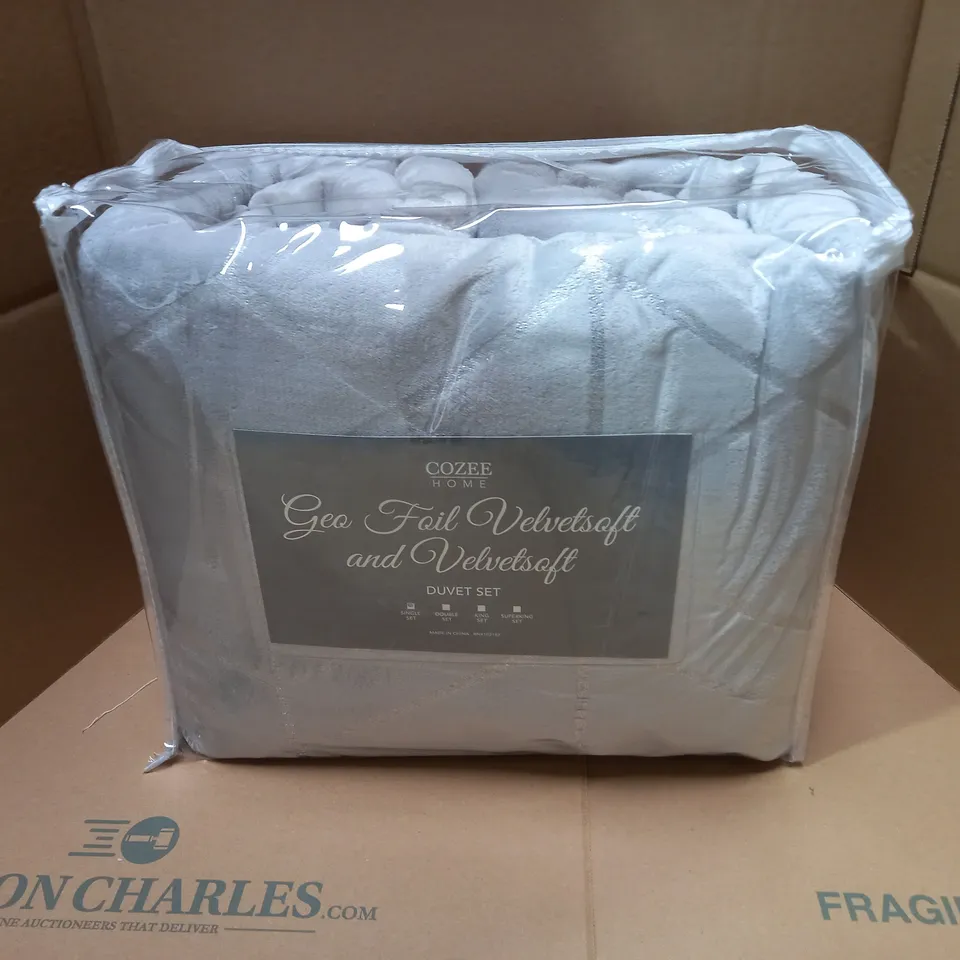 BRAND NEW COZEE HOME GEO FOIL VELVET SOFT DUVET SET IN GREY - SINGLE