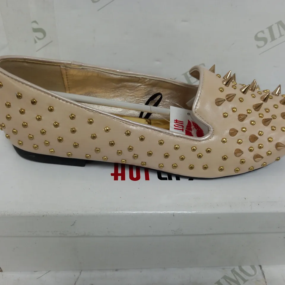 FLAT HEELED NUDE GOLD SPIKEY SHOE SIZE 7