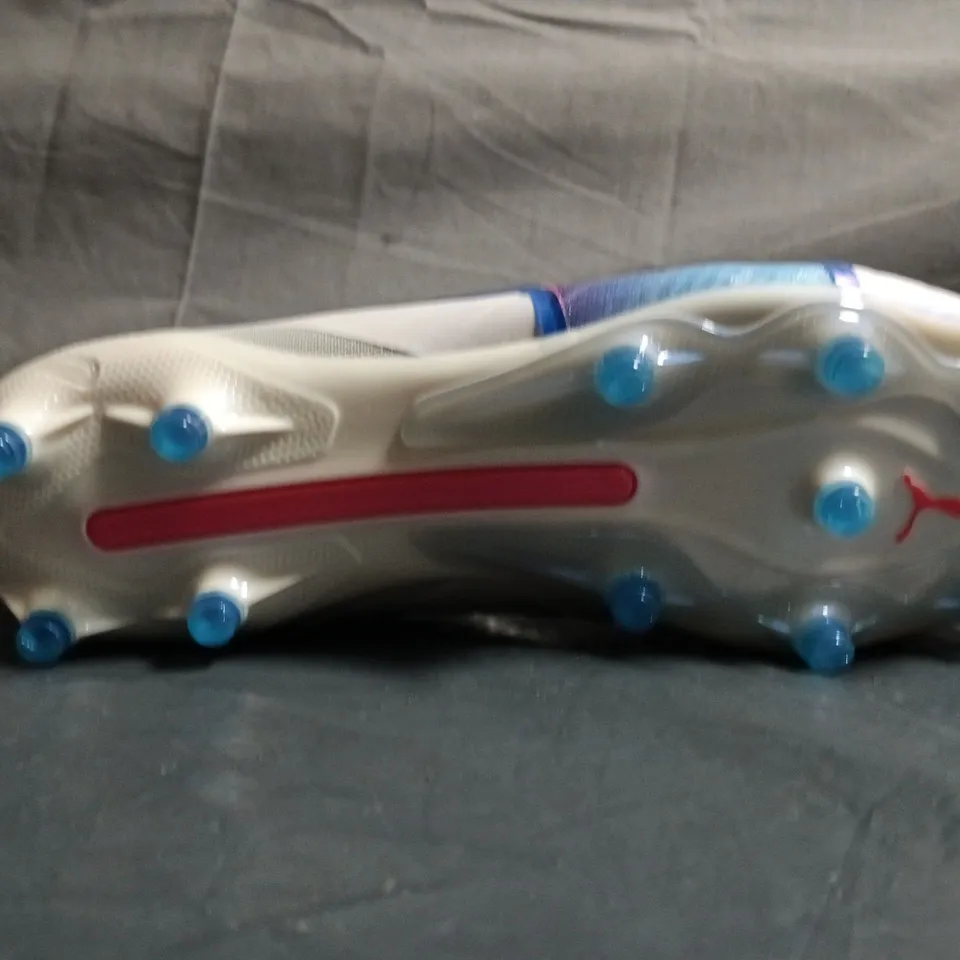 UNBOXED PAIR PUMA FOOTBALL BOOTS –UK SIZE 6