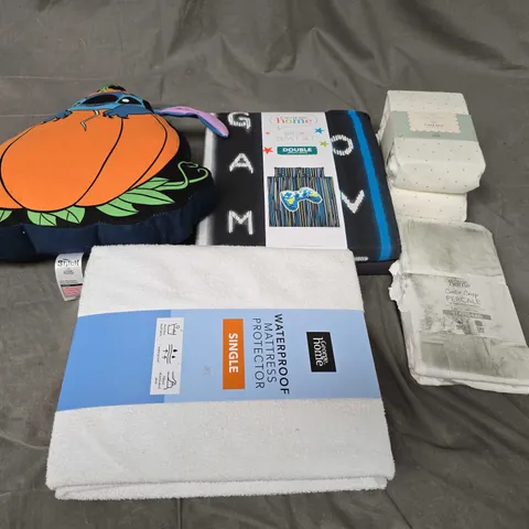 APPROXIMATELY 20 ASSORTED HOUSEHOLD PRODUCTS TO INCLUDE CUSHIONS, FITTED SHEETS, DUVET SETS ETC 