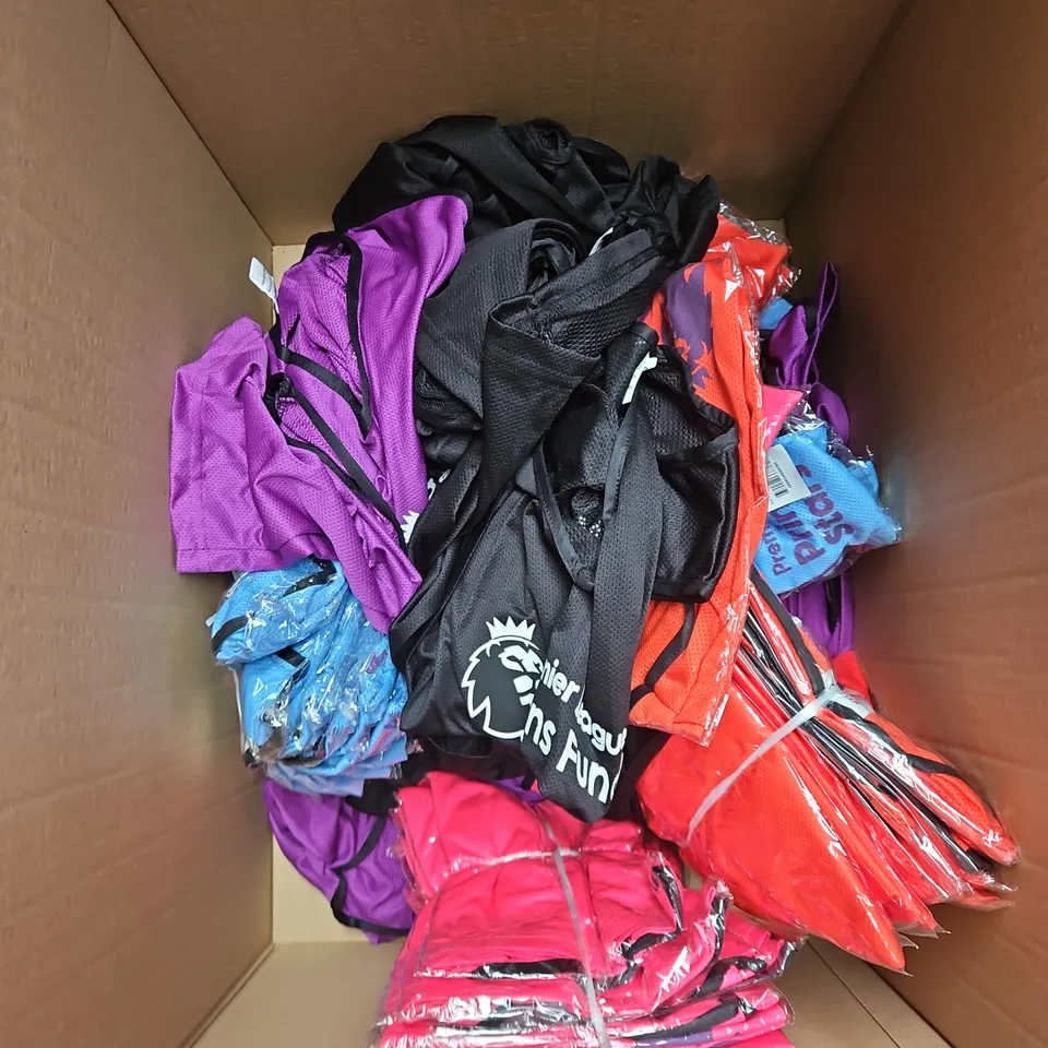 BOX OF APPROXIMATELY 30 KIDS/YOUTH SPORTS BIBS IN ASSORTED COLOURS