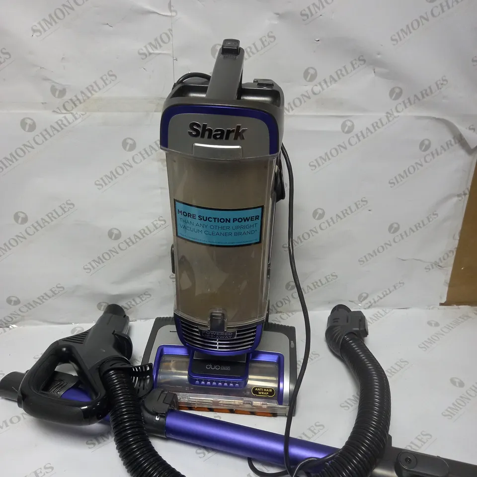 SHARK CORDLESS VACUUM WITH ANTI HAIR WRAP 