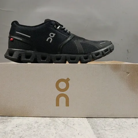 BOXED PAIR OF ON CLOUD 5 WOMEN'S SHOES IN BLACK SIZE UK 4