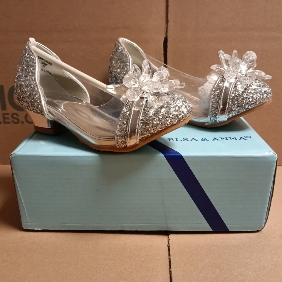 BOXED PAIR OF ELSA & ANNA KID'S LOW HEELED SHOWS IN SILVER GLITTER W. JEWEL DETAIL SIZE EU 27