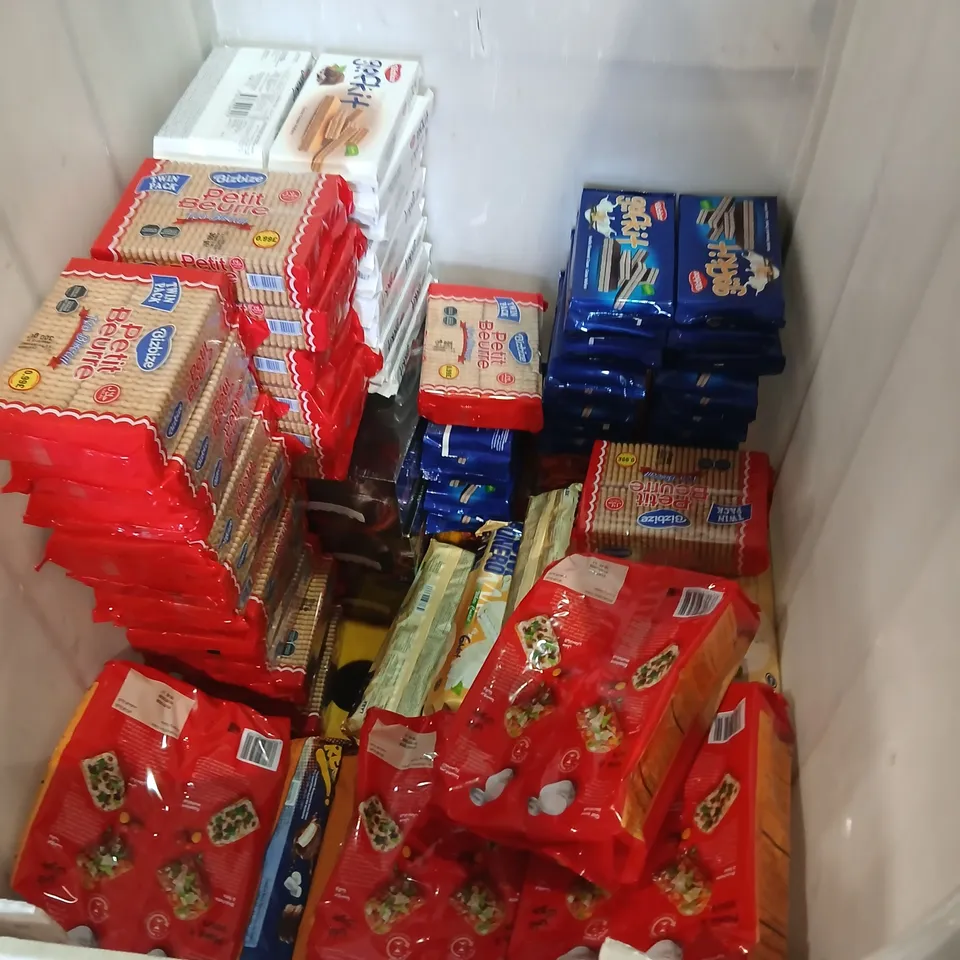 APPROXIMATELY 100 PACKS OF ASSORTED BISCUITS TO INCLUDE; BOM BONERO, W. BORGIR, GOFKIT, BIZBIZE AND GARAMEESH