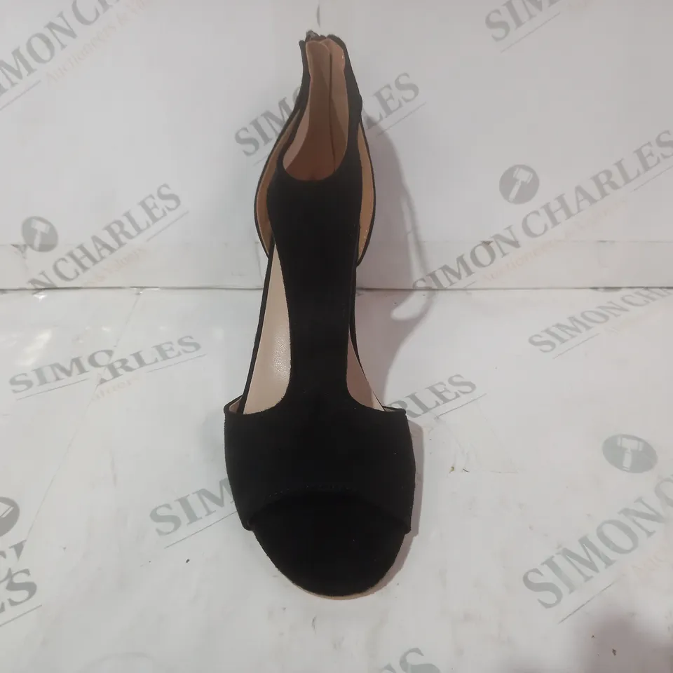 BOXED PAIR OF DESIGNER OPEN TOE HEELED SANDALS IN BLACK EU SIZE 40