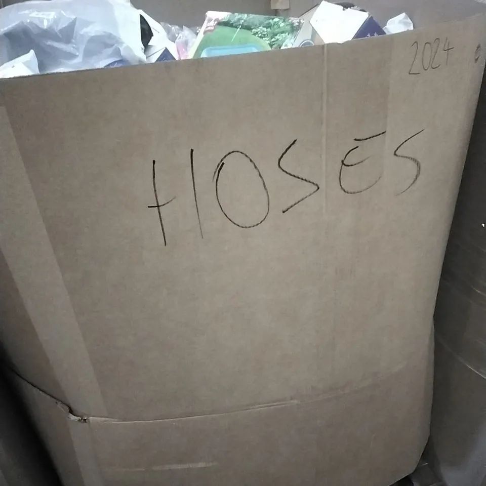A PALLET CONTAINING ASSORTED GARDEN HOSES AND SWIMMING POOLS ETC