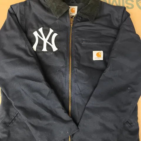 CARHARTT REWORKED DETROIT JACKET FEATURING THE NEW YORK YANKEES LOGO IN DARK NAVY SIZE MEDIUM