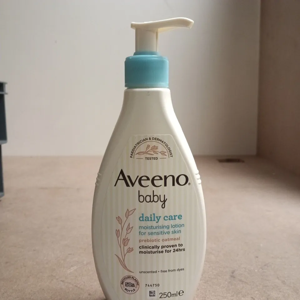 BOX OF APPROXIMATELY 10 ASSORTED BEAUTY PRODUCTS INCLUDING BAYLIS & HARDING ROYALE GARDEN HAND WASH, PALMERS COCONUT HYDRATE CREAM AND AVEENO BABY MOISTURISING LOTION