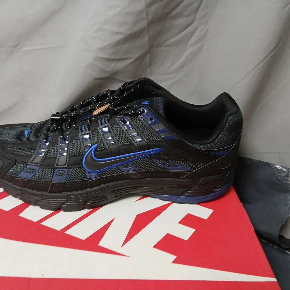 NIKE P-6000 TRAINERS – BLACK/BLUE, UK 9 (MEN'S) – BOXED