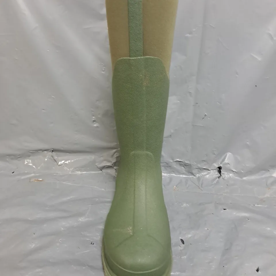 BOXED PAIR OF BUCKBOOTZ NON SAFETY BOOTS IN GREEN SIZE UK 6