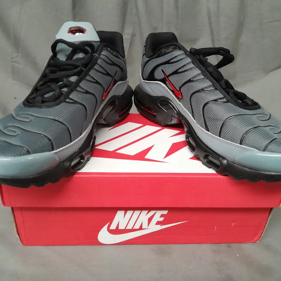 BOXED PAIR OF NIKE AIR MAX PLUS SHOES IN GREY/BLACK/RED UK SIZE UK SIZE 9