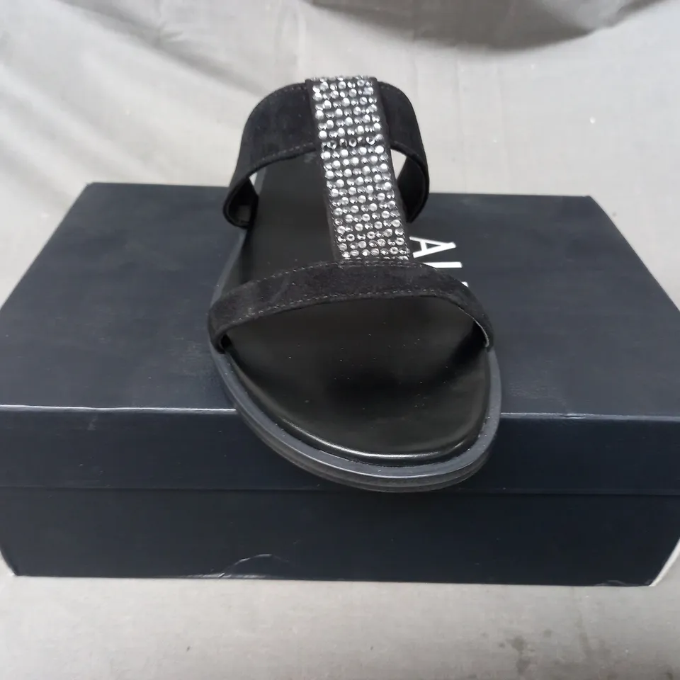 BOXED PAIR OF NATURALIZER SANDALS IN BLACK SIZE 5.5
