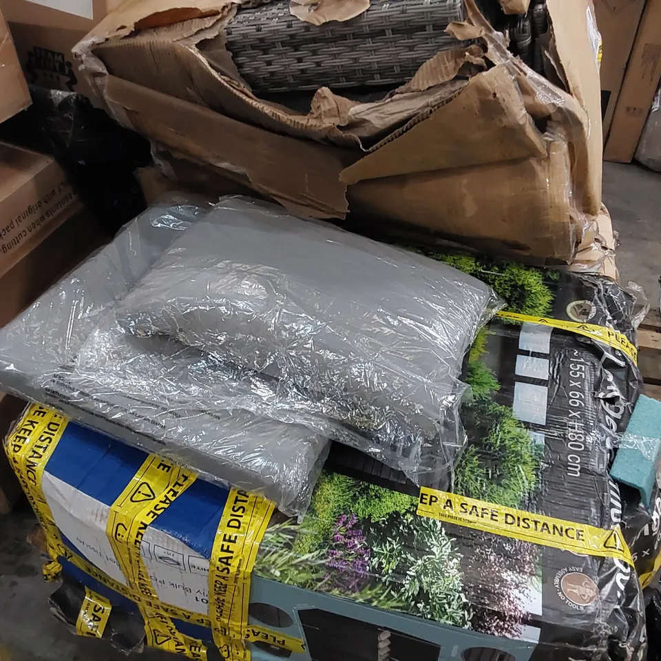 PALLET OF ASSORTED GARDEN FURNITURE PARTS