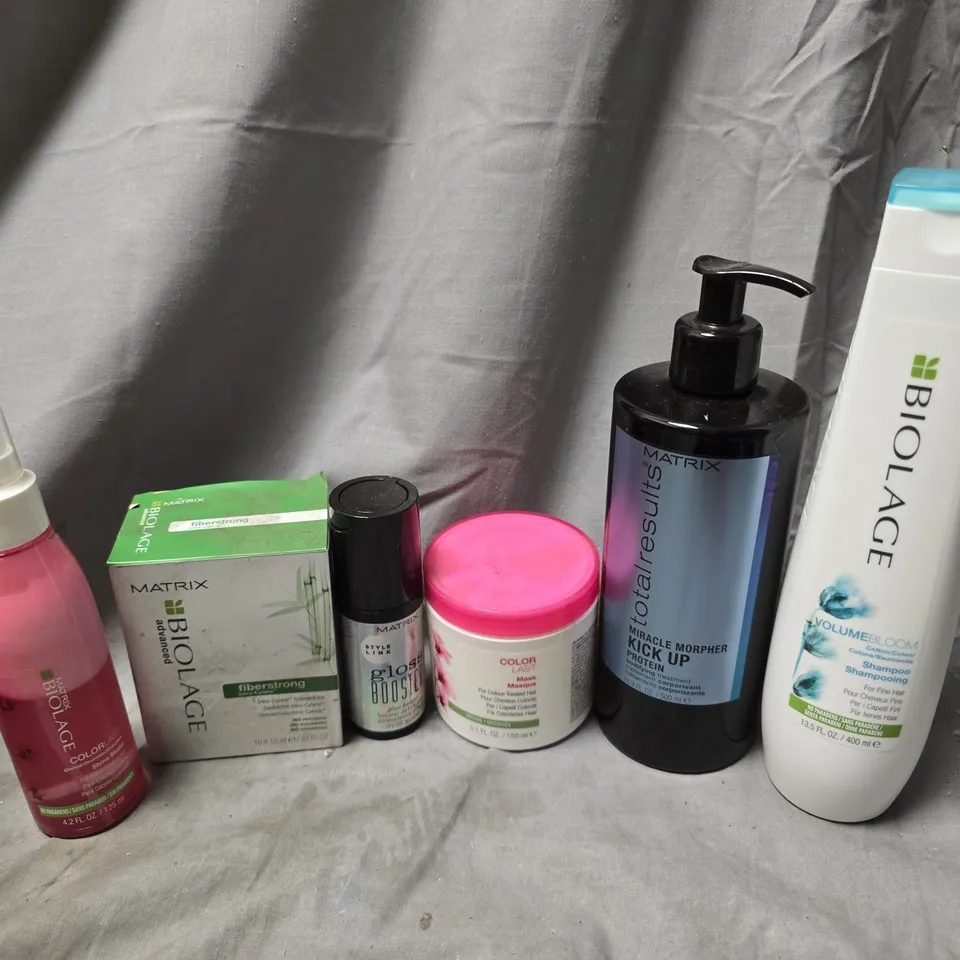 APPROXIMATELY 20 ASSORTED HEALTH & BEAUTY PRODUCTS TO INCLUDE MATRIX GLOSS BOOSTER, BIOLAGE VOLUMEBLOOM SHAMPOO, BIOLAGE FIBERSTRAING INFRA-CYLANE, ETC - COLLECTION ONLY