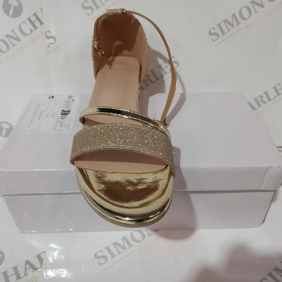 BOXED PAIR OF DESIGNER OPEN TOE LOW HEEL SANDALS IN METALLIC GOLD COLOUR W. GLITTER EFFECT EU SIZE 39