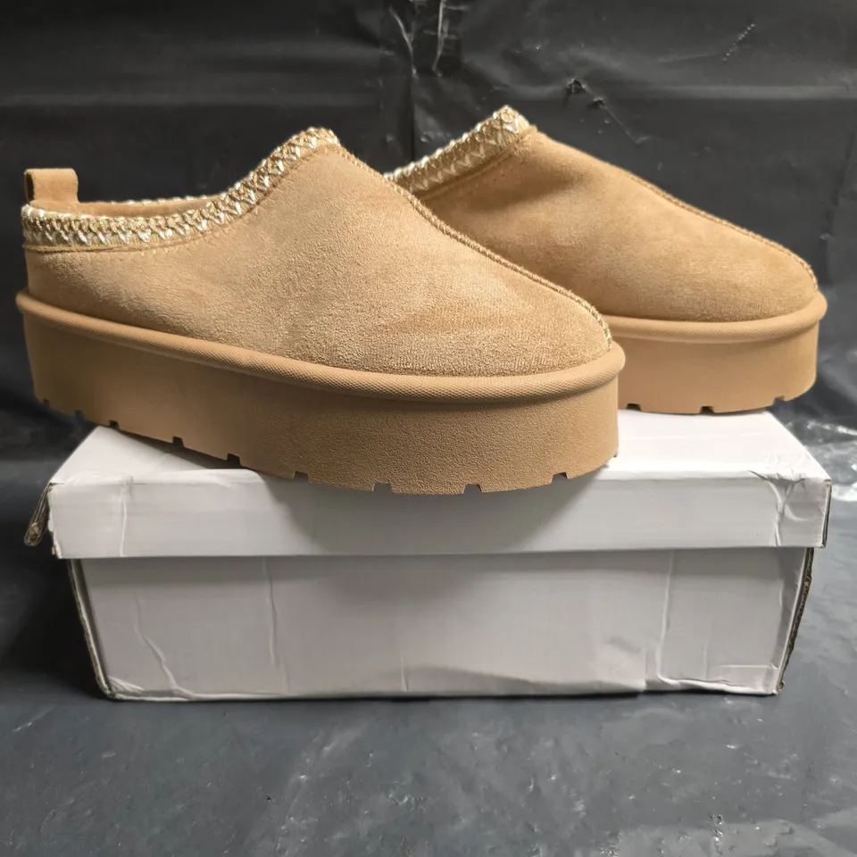 BOXED PAIR OF UNBRANDED FAUX FUR LINED SHOES IN LIGHT TAN SIZE EU 39