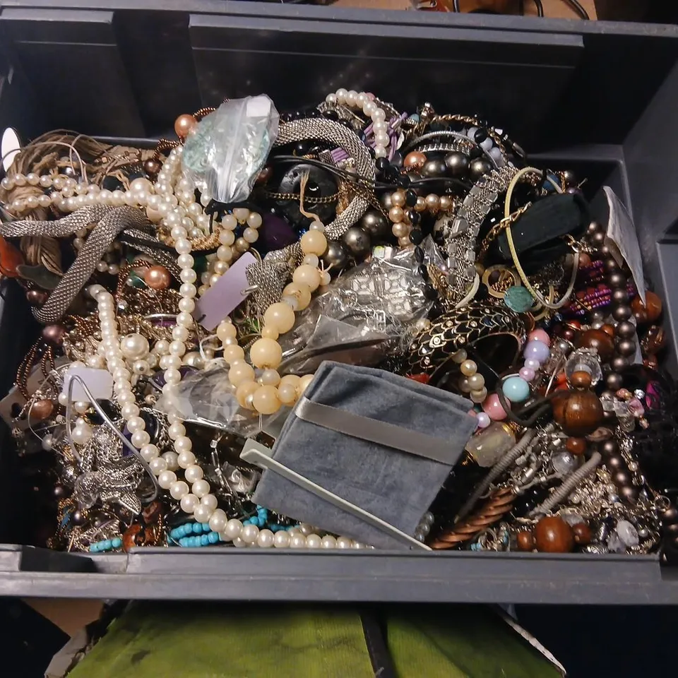 LARGE QUANTITY OF ASSORTED JEWELERY AND ACCESSORIES