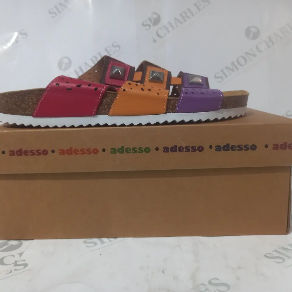 BOXED PAIR OF ADESSO OPEN TOE SANDALS IN RED/ORANGE/PURPLE SIZE 7