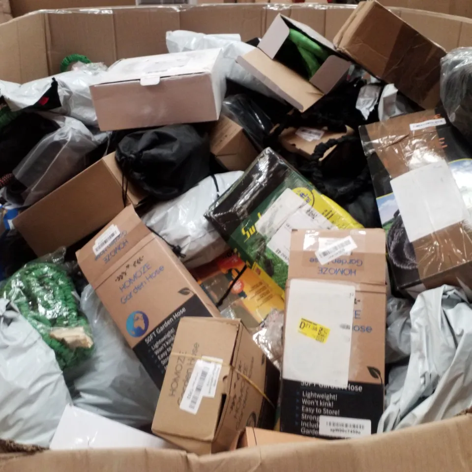 PALLET CONTAINING ASSORTED GARDEN HOSES & INFLATABLES 
