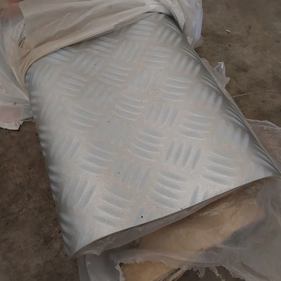 ROLL OF QUALITY PLATINUM METALLICA GREY VIYNL // SIZE: APPROXIMATELY 4 X 4.8m