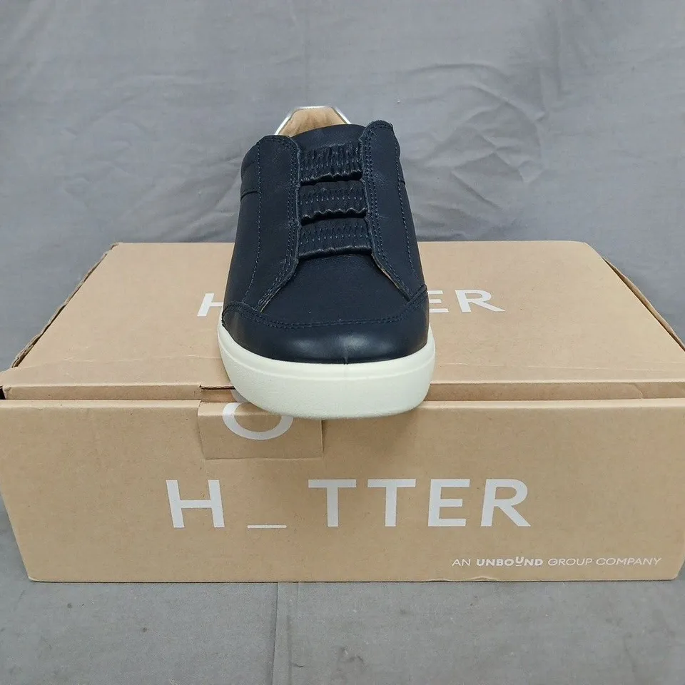 BOXED PAIR OF HOTTER NOAH WIDE SHOES IN NAVY SIZE UK 4.5