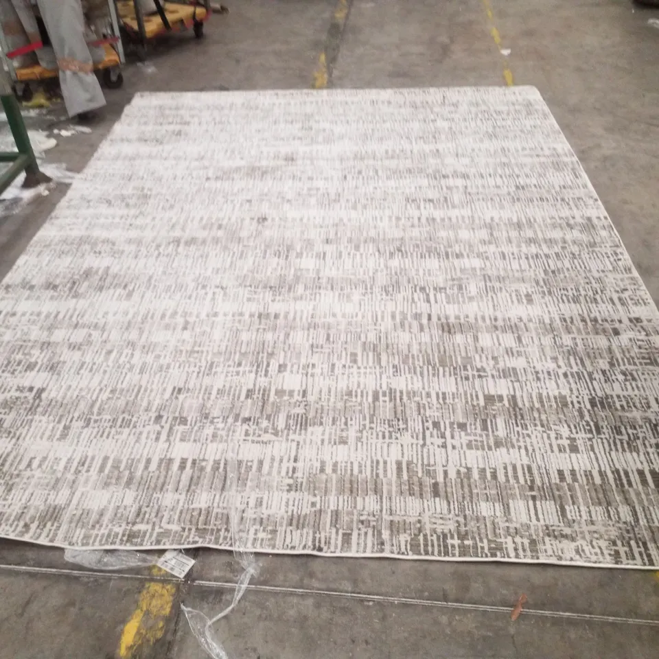QUALITY DESIGNER AREA RUG - APPROXIMATELY 315X240CM