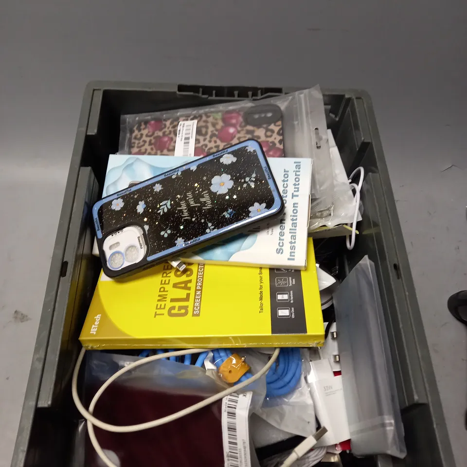 APPROXIMATELY 30 ASSORTED SMARTPHONE ACCESSORIES TO INCLUDE SCREEN PROTECTORS, CHARGING CABLES, PROTECTIVE CASES ETC 