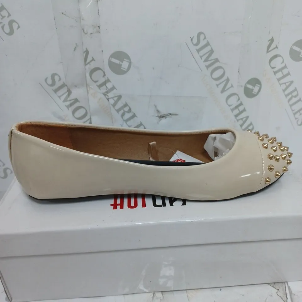 BOX OF APPROXIMATELY 10 ASSORTED SHOES TO INCLUDE FLAT SHOES, HEELS, LOW HEELS ETC