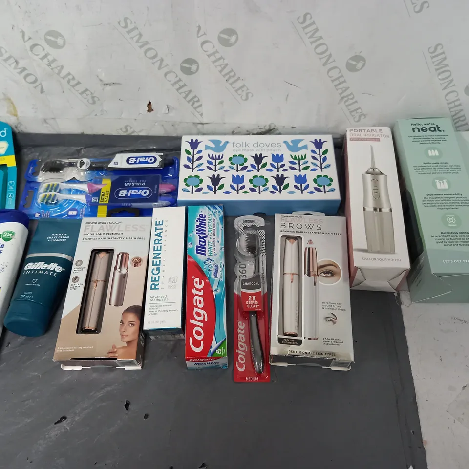 BOX OF APPROXIMATELY 12 ASSORTED COSMETIC ITEMS TO INCLUDE - ORAL B HEADS - FLAWLESS FINISHING TOUCH - NEAT HAND WASH ETC. 