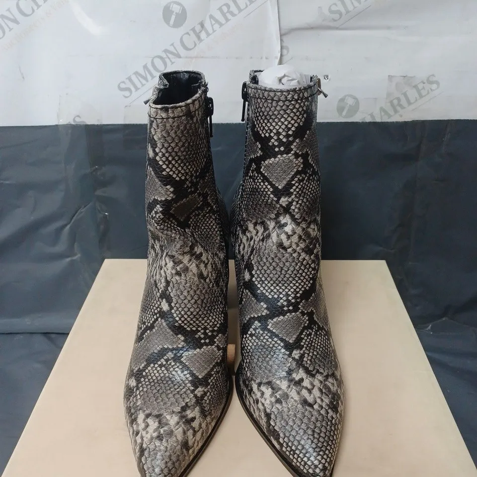 BOXED PAIR OF FAITH BIGGIE GREY SYNTHETIC ANKLE BOOTS SIZE 4