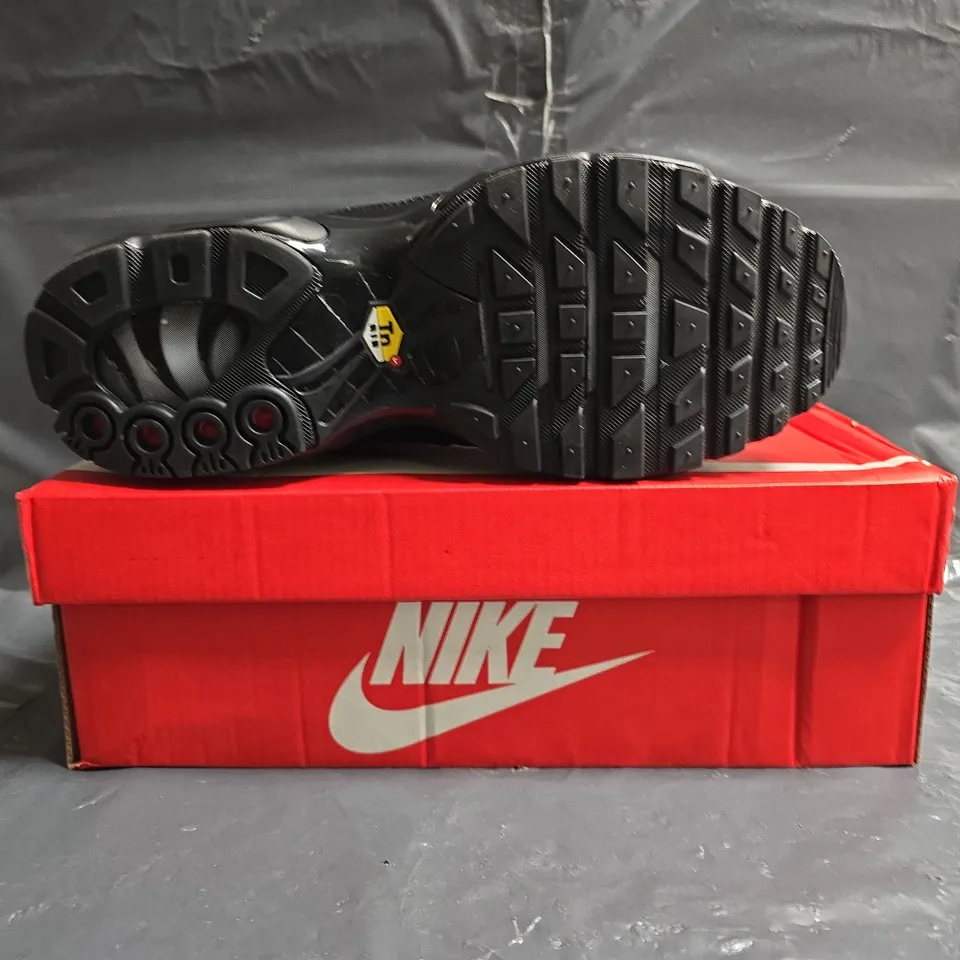 BOXED PAIR OF NIKE AIR MAX PLUS TN TRAINERS IN BLACK SIZE UK 7.5