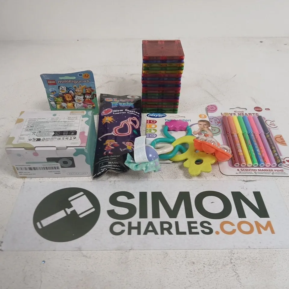 APPROXIMATELY 10 ASSORTED TOYS AND GAMES TO INCLUDE SWIZZLE MARKER PENS , BABY RATTLE AND LEGO FIGURES 